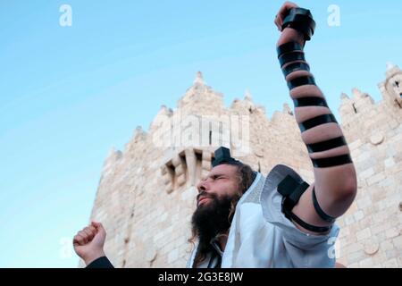 Un juif ultra-orthodoxe participe à la marche controversée du drapeau organisée par les nationalistes israéliens de droite le 15 juin 2021 à Jérusalem-est, en Israël. Des milliers de manifestants de droite ont participé à la marche du drapeau de Jérusalem à travers Jérusalem-est, un événement qui a ravivé les tensions avec les Palestiniens et a posé un défi rapide au nouveau gouvernement israélien. Banque D'Images