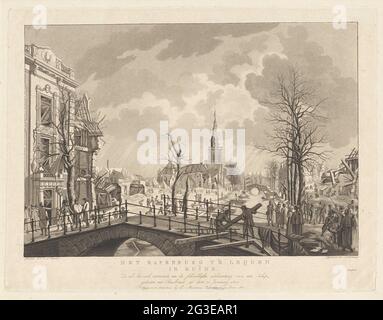 Ruines après le désastre de Leiden, 1807; le Rapenburg à Leijden en ruine. Par exemple, lorsqu'il est apparu après l'éruption choquée d'un navire, chargé d'herbe de bus le 12 janvier 1807. Vue sur le côté nord de Nieuwsteegburg pour diriger l'église de Lodewijk après la catastrophe avec le bateau à poudre. Des deux côtés de l'eau, les tas de caoutchouc des maisons détruites. Les citoyens et les soldats décomillent les décombres. Banque D'Images