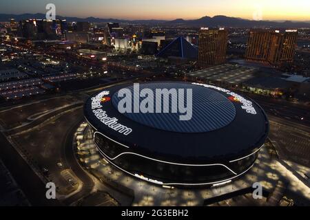 Vue aérienne du stade Allegiant, le lundi 8 mars 2021, à Las Vegas. Le stade abrite les Las Vegas Raiders et les rebelles de l'UNLV. Banque D'Images