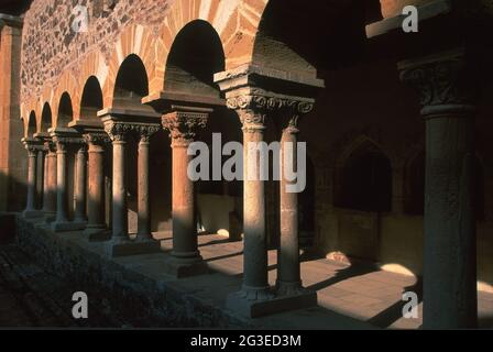 FRANCE. RHÔNE (69) SALLES ARBUISSONAS EN BEAUJOLAIS COLONNES ET CAPITALES DU CLOÎTRE DE L'ÉGLISE DES SALLES Banque D'Images