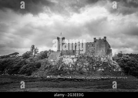 Vue en noir et blanc sur le château de Dunvegan, résidence de la famille des clans MacLeod, île de Skye, Écosse. Concept: Voyage en Ecosse, historique Scott Banque D'Images