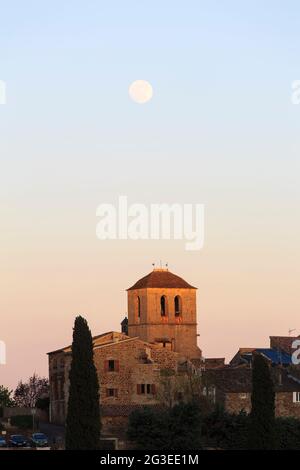 FRANCE. ARDECHE (07) VINEYZAC VILLAGE DE CARACTERE (VILLAGE DE CARACTÈRE) ÉGLISE ROMANE NOTRE DAME DANS L'ANNONCIATION LA LUNE Banque D'Images