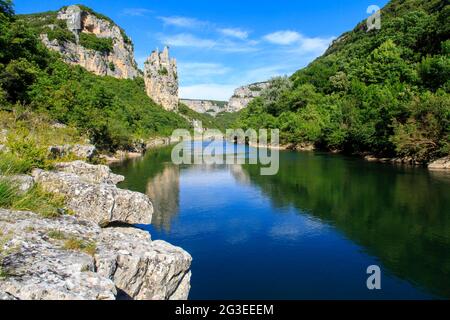 FRANCE. ARDECHE (07) RÉSERVE NATURELLE DE LA GORGE DE SAINT REMEZE DANS LE PAYSAGE DE L'ARDÈCHE LA PLAINE ET LE ROCHER DE LA CATHÉDRALE LA RIVIÈRE ARDECHE Banque D'Images