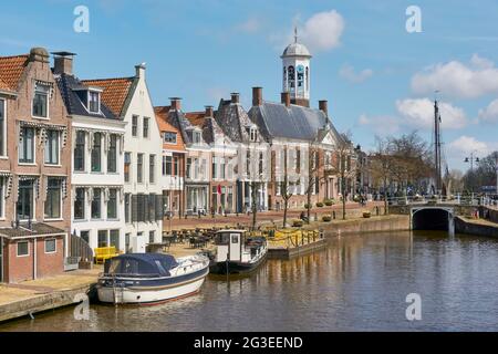 Vue sur Dokkum aux pays-Bas avec l'hôtel de ville du XVIIe siècle. Dokkum est l'une des onze villes frisonnes. Banque D'Images