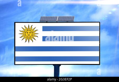 Panneau d'affichage avec drapeau uruguayen et batterie solaire sur fond bleu ciel Banque D'Images