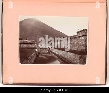 Le fort Nassau, à l'intérieur, sur Gunung API ('im fort Nassau (Banda, G. API)'). . Banque D'Images