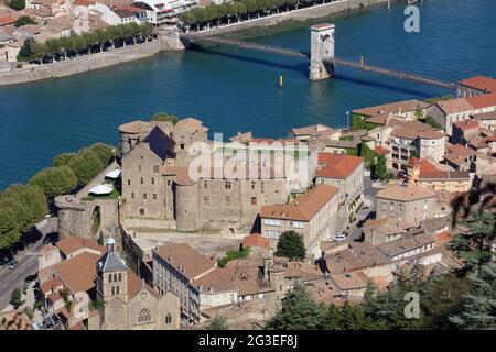 FRANCE. ARDÈCHE (07) TOURNON SUR RHÔNE GABRIEL FAURE LYCÉE, PASSERELLE ET CHÂTEAU, RHÔNE Banque D'Images