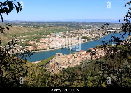 FRANCE. ARDÈCHE (07) TOURNON SUR RHONE VUE DU CHEMIN DES TOURS LE CHÂTEAU DE TOURNON, LE RHÔNE, L'HERMITAGE ET LE VIGNOBLE DE L'HERME Banque D'Images