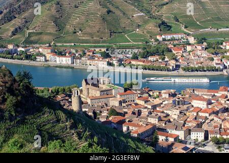FRANCE. ARDÈCHE (07) TOURNON SUR RHÔNE VUE DU CHEMIN DES VIRAGES, DU VIGNOBLE, DU CHÂTEAU, CROISIÈRE SUR LE RHÔNE Banque D'Images