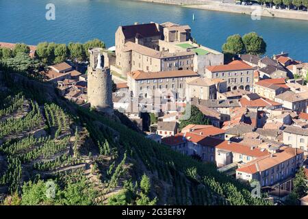 FRANCE. ARDÈCHE (07) TOURNON SUR RHONE VUE DU CHEMIN DES TOURS LE VIGNOBLE, TERRASSES DU CHÂTEAU Banque D'Images