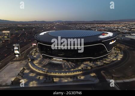 Vue aérienne du stade Allegiant, le lundi 8 mars 2021, à Las Vegas. Le stade abrite les Las Vegas Raiders et les rebelles de l'UNLV. Banque D'Images