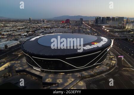 Vue aérienne du stade Allegiant, le lundi 8 mars 2021, à Las Vegas. Le stade abrite les Las Vegas Raiders et les rebelles de l'UNLV. Banque D'Images