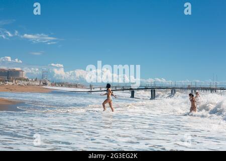 Antalya, Turquie-18 octobre 2013 : jeunes femmes gaies jouant dans les vagues en été. Antalya une destination estivale principale pour la Russie, l'Ukraine, l'Allemagne. Banque D'Images