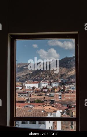 Vue sur la ville par une fenêtre sur le couvent de Saint-Domingue, Cusco, Pérou Banque D'Images