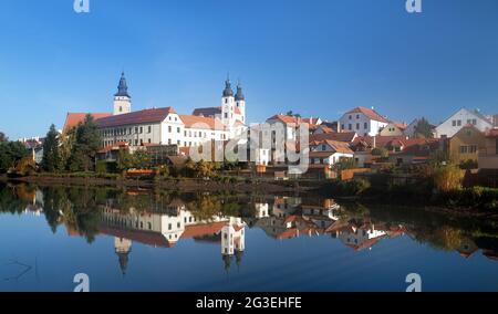 Vue du matin sur la ville de Telc ou de Teltsch qui se reflète dans le lac, site classé au patrimoine mondial de l'unesco en République tchèque Banque D'Images