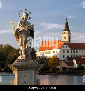 Vue en soirée sur la ville de Telc ou Teltsch avec statue de St. John de Nepomuk, site du patrimoine mondial de l'unesco en République tchèque Banque D'Images