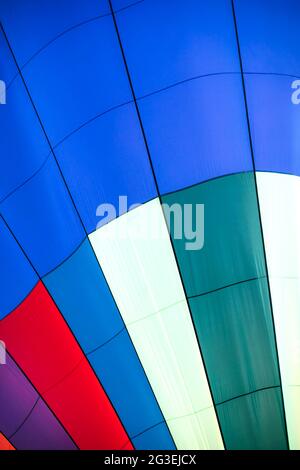 Vue abstraite à l'intérieur d'une montgolfière rayée à l'extérieur. Banque D'Images