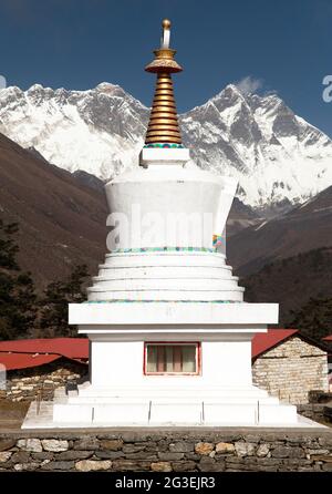 Stupa, Lhotse et le sommet de l'Everest depuis le monastère de Tengboche avec un beau ciel - chemin vers le camp de base de l'Everest, parc national de Sagarmatha, vallée de Khumbu, NEPA Banque D'Images