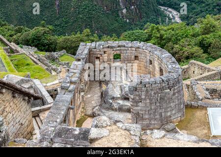Vue de haut angle du Temple du Soleil au complexe archéologique de Machu Picchu, Vallée Sacrée, Pérou Banque D'Images