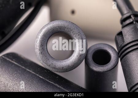 Gros plan d'une inductance en ferrite. Élément électrique qui supprime le bruit électronique haute fréquence dans les circuits électroniques. Banque D'Images