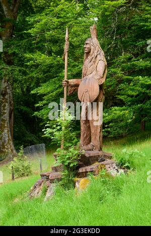 Sculpture indigène nord-américaine par Peter Bowsher au jardin botanique de Dawyck, Stobo près de Peebles dans les frontières écossaises Banque D'Images