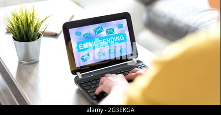 Écran d'ordinateur portable affichant un concept d'envoi d'e-mails Banque D'Images