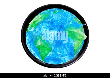 Globe terrestre fabriqué à partir de sacs en plastique dans une poubelle isolée sur blanc. Concept de protection de la planète. Banque D'Images