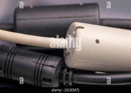 Gros plan d'une inductance en ferrite. Élément électrique qui supprime le bruit électronique haute fréquence dans les circuits électroniques. Banque D'Images