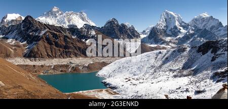 Vue panoramique sur l'Everest, Lhosse, Makalu et le lac Gokyo depuis le col de Renjo la - chemin vers le camp de base de l'Everest, randonnée de trois passes, vallée de Khumbu, Sagarmatha n Banque D'Images