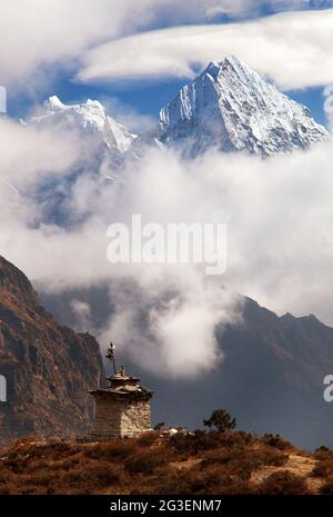 Monts Kangtega et Thamserku près de Namche Bazar avec des stupas et de beaux nuages, vallée de Khumbu, Solukhumbu, parc national de Sagarmatha, Népal Banque D'Images