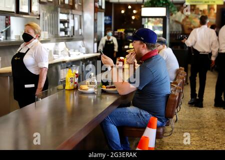 Los Angeles, États-Unis. 16 juin 2021. Les clients apprécient leur petit déjeuner au Langer's Delicatessen-Restaurant à Westlake, Los Angeles, Californie, États-Unis, le 15 juin, 2021. La Californie, l'État le plus peuplé des États-Unis, a complètement rouvert son économie en raison de l'abandon des cas et de l'expansion de l'admissibilité aux vaccins mardi après plus d'un an de restrictions COVID-19. Credit: Xinhua/Alay Live News Banque D'Images