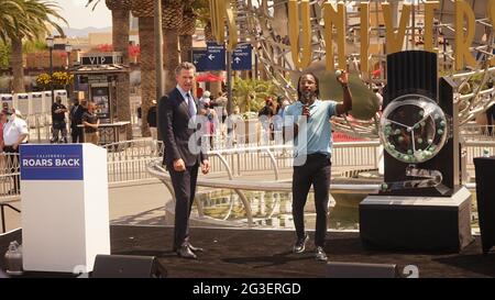 Los Angeles, États-Unis. 16 juin 2021. Le gouverneur de la Californie, Gavin Newsom (L), assiste à un événement aux Universal Studios Hollywood à Los Angeles, Californie, États-Unis, le 15 juin 2021. La Californie, l'État le plus peuplé des États-Unis, a complètement rouvert son économie en raison de l'abandon des cas et de l'expansion de l'admissibilité aux vaccins mardi après plus d'un an de restrictions COVID-19. Credit: Xinhua/Alay Live News Banque D'Images