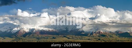 Vue panoramique sur le pic Lénine depuis la gamme Alay - Kirghizistan Montagnes Pamir - Kirghizistan et Tadjikistan frontière - Asie centrale 'toit Du monde » Banque D'Images