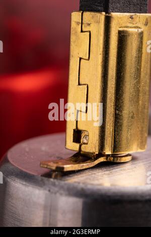 Brosse en graphite conducteur électrique d'un moteur. Pièce de rechange pour outils électriques. Banque D'Images