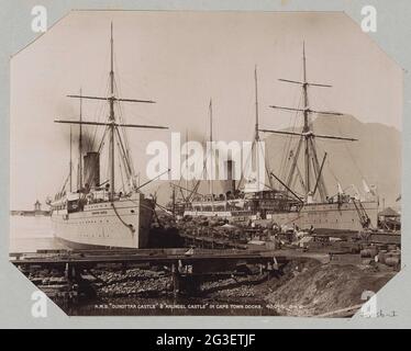 R.M.S. 'Château de Dunnottar' et 'Château d'Arundel' sur les quais du Cap. . Banque D'Images