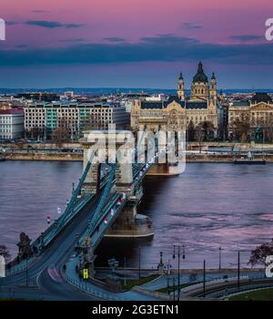 Budapest, Hongrie - le célèbre pont de la chaîne de Szechenyi (Lanchid) au coucher du soleil décoré de drapeaux nationaux célébrant le 15 mars 1848 Civic revol Banque D'Images