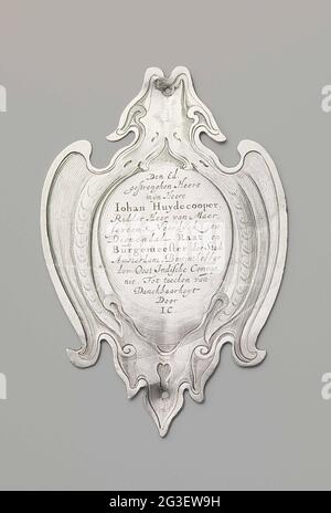 Accessoires pour livres; assiette, cadeau à Johan Huydecoper de Jonge (1625-1704). La plaque gravée a un fond en forme d'oeuf, entouré d'une cartouche en plastique, des formes ignorantes, qui déterminent le contour de l'objet. En milieu de champ est gravé: Den Ed. // renforcer Heere // mon Seigneur // Iohan Huydecoper // Ridder Heer van Maer // Seveen, Neerdijck et // Diependal, Raat et // Maire de la ville // Amsterdam, Estusian // der East Indian Compag // Nie to Teecken van // Danckbaardheyt / // IC le haut et le bas de la plaque présentent un trou de montage. Banque D'Images