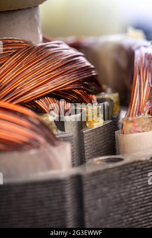 Le rotor et le stator d'un moteur électrique se ferment. Enroulements de moteur en cuivre. Banque D'Images