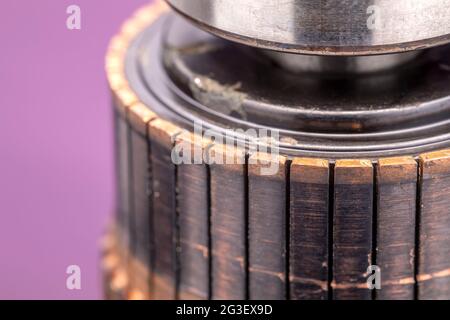 La barre de commutation en cuivre du moteur électrique se ferme. Rotor du moteur électrique. Banque D'Images