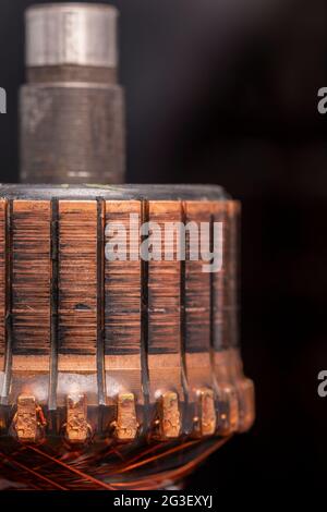 La barre de commutation en cuivre du moteur électrique se ferme. Rotor du moteur électrique. Banque D'Images