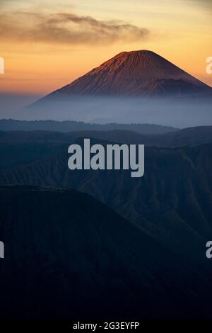 Le paysage de Bromo, Batok et le volcan Semeru au lever du soleil doré sur l'île de Java, en Indonésie. Banque D'Images