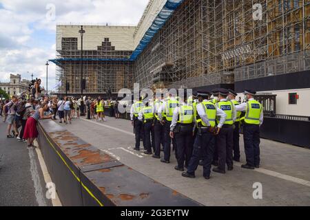 Londres, Royaume-Uni. 14 juin 2021. Manifestants devant le Parlement. Des manifestants anti-verrouillage, anti-vaccin et anti-masque se sont rassemblés devant les chambres du Parlement et Downing Street tandis que le gouvernement a annoncé que la levée de nouvelles restrictions COVID-19 sera retardée jusqu'au 19 juillet. Banque D'Images