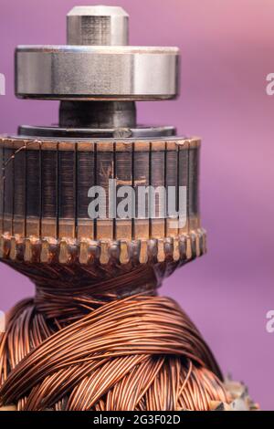 La barre de commutation en cuivre du moteur électrique se ferme. Rotor du moteur électrique. Banque D'Images