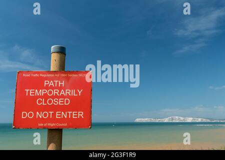 Panneau d'avertissement sur le sentier côtier, Compton Bay, île de Wight, Hampshire, Angleterre, Royaume-Uni Banque D'Images