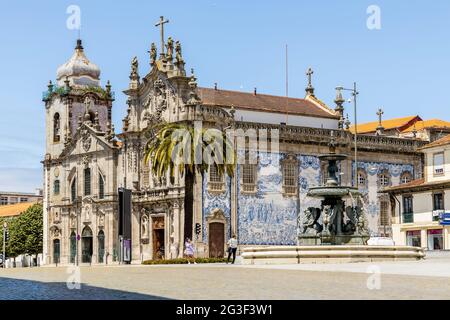 Fontaine des lions et église Carmo dans le centre historique de Porto, Portugal Banque D'Images