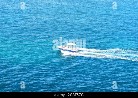 Vue aérienne du bateau à moteur sur la mer Méditerranée à Tipaza, en Algérie. Banque D'Images