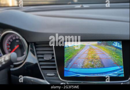 Affichage dans le tableau de bord d'une voiture avec vue de la caméra de recul pour faciliter la marche arrière ou le stationnement Banque D'Images