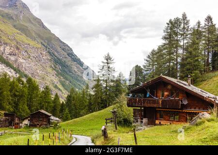 Belle excursion d'exploration à travers les montagnes en Suisse. Banque D'Images