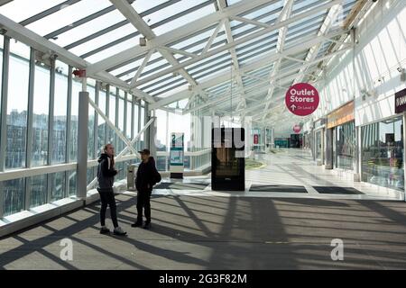 Deux personnes dans le centre commercial de Princes Quay, maintenant déserté, vide et fermé, dans le centre de Hull City, tandis que l'épidémie de coronavirus s'aggrave aux États-Unis Banque D'Images