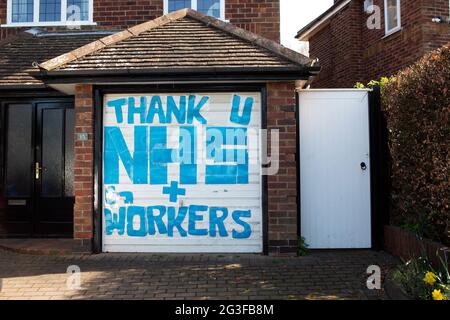 Un message de remerciement du NHS et des travailleurs clés, qui soutient une porte d'aggrégage dans une maison de York dans le nord du Yorkshire, alors que le coronavirus s'aggrave dans le Royaume-Uni Banque D'Images